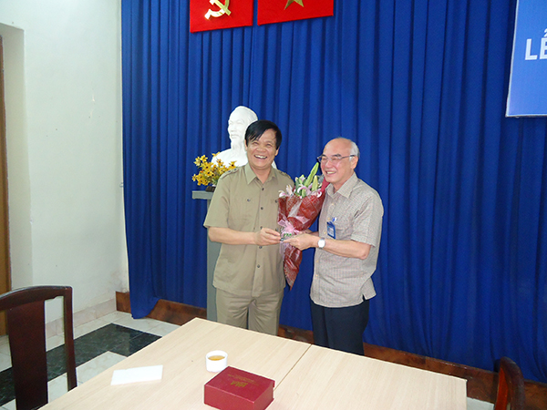 Ông Đinh Quang Ngữ Chủ tịch VAA (trái) và Ông Phan Nguyễn Như Khuê